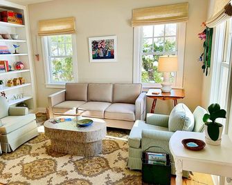 The perfect location! The Postcard Cottage in the heart of downtown Douglas. - Douglas - Living room