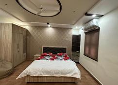 SunRays - Unique 3BHK in the Heart of the City - Gwalior - Schlafzimmer