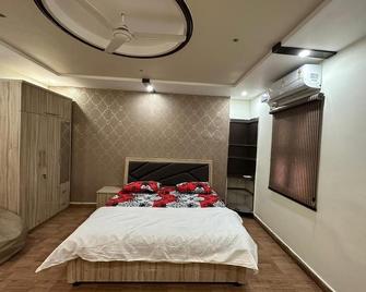 SunRays - Unique 3BHK in the Heart of the City - Gwalior - Bedroom