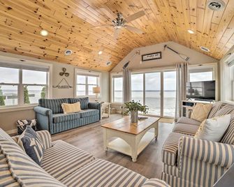 Charming Modern Cottage on Houghton Lake! - Houghton Lake - Obývací pokoj