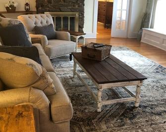 Carriage House - 1882 - Sweetwater - Living room