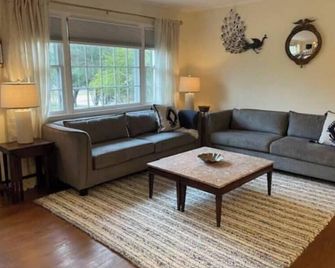 Shinnecock Hills Cottage in Southampton, NY - Southampton - Living room