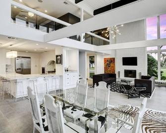 Stunning Galveston Bay Beach Getaway! - La Porte - Dining room