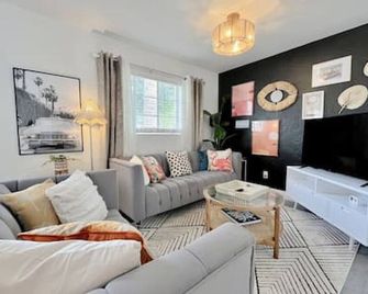 Fun, Trendy, Tropical 3/2 Pool Home in South Tampa! Close to everything! - Tampa - Salon