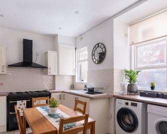 Pristine Residence With Driveway, Gym And, Cinema - Manchester - Küche