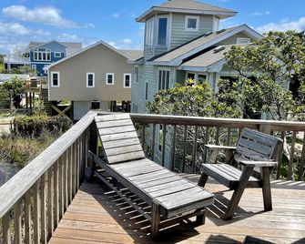 Xenia House: Enjoy decks and screened porch overlooking the marsh. - Ocracoke - Balcón