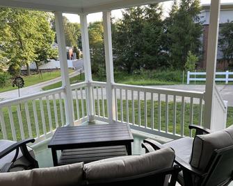 Oasis in the Woods. Next door to the Schnitzelbank. 0.3 miles to the Riverwalk! - Jasper - Balcony