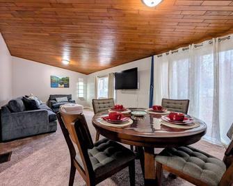 Charming 3-bedroom house with garage in family neighborhood. - Syracuse