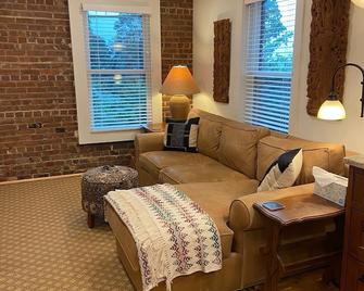 Elegantly appointed, newly renovated apartment in early 1800's brick farmhouse - Beacon - Living room