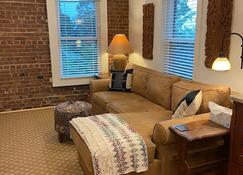 Elegantly appointed, newly renovated apartment in early 1800's brick farmhouse - Beacon - Salon