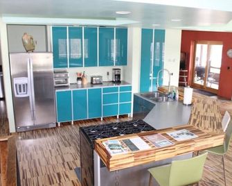 Modern, Colorful home near Glacier Park w/hot tub! - Columbia Falls - Kitchen