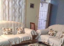 Liamuiga Drive Inn - Basseterre - Living room