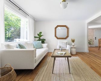 Luxury King 125 year historic home 2 blocks from Main St - Clayton - Habitación
