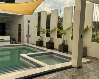 Stylish Villa: 4 queen+2 double beds, 20 mins from airport and 8 mins from beach - Las Hojas - Piscina