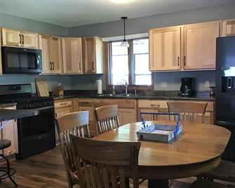 Wabasha Beach House 3 bedroom/1 bath Vacation Rental - Wabasha - Cocina
