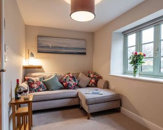 Beautifully presented dog friendly - Evenlode Cottage - Stow-on-the-Wold - Living room