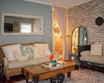 Lil' Ms. Clementine 2-bedroom home in Historic District with Golfcart option - Cape Charles - Huiskamer