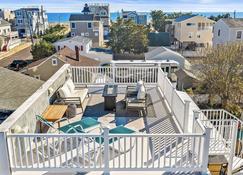 Oceanside Fully Remodeled Home With new Furniture. Only 4 Houses to the Beach! - Beach Haven - Balcony