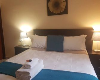 Sand River Cottages - Hazyview - Bedroom