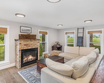 The Good Farm: 1853 Farmhouse on 44 acres - Valparaiso - Вітальня