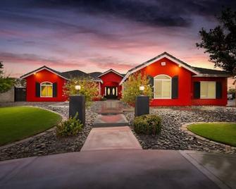 431 Massive estate with tons of amenities - Bakersfield - Bâtiment