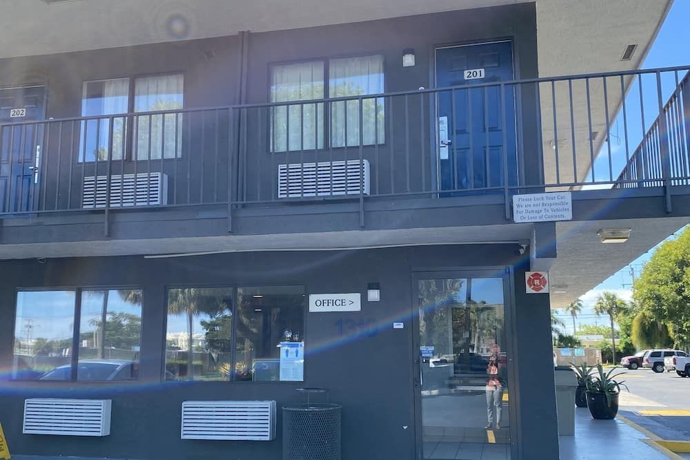 Motel 6 Lantana. Fl - לנטאנה - בניין