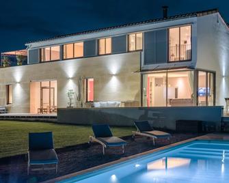 Architect-designed house with heated pool in the heart of the Luberon - Air-conditioned first floor- - Lacoste - Piscina