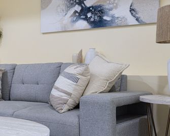 Elegant & Private Apartment - Short Walk From Downtown - London - Living room