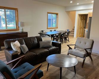 Stunning Cabin with Clubhouse on River! Wooded Retreat with Kayaks! Pickleball! - Garden Valley - Living room