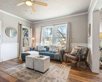 Quaint Cottage Downtown Waco Close To Ma - Waco - Living room