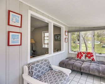 Private Pond w/ Beach! Family Cottage in Wareham - Wareham - Sala de estar