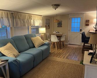 Sylvan Beach Cottage - Durhamville - Living room