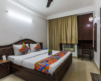 Via Hemkunt Mansion - Noida - Bedroom