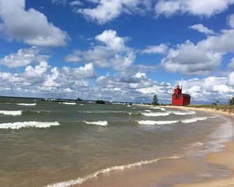 Macatawa Waterfront by 'Big Red' / Cottage Living for 2 - Holland - Strand