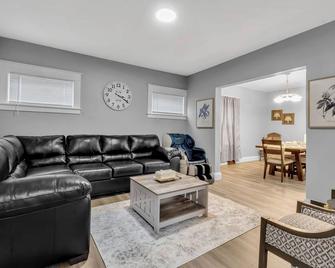 Close to Niagara Fall Dream Home - Niagara Falls - Living room