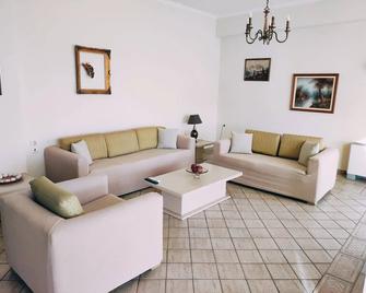 3BD Apartment in the Center - Self check in - Patras - Olohuone