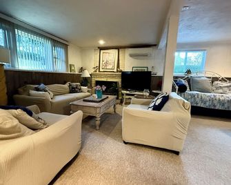 Clear Pond Getaway - Plymouth - Vardagsrum