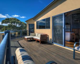 Mayakitana ~ Overlooking the golf course - Coles Bay - Balcony