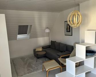 Family-friendly maisonette apartment with excellent connections - Dingolfing - Wohnzimmer
