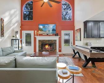 Rustic Hideaway - Modern Estate - Great Location + Pet Friendly! - Windermere - Living room