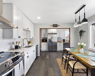 Cozy 4Bd Bungalow w/ Private Backyard Lounge and Game Room Mins to Downtown - 롤리 - 주방