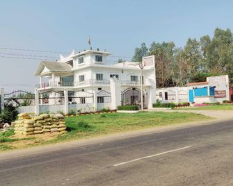 Hotel O Pop J B Farm House - Amroha - Building