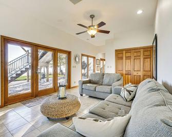 Waterfront Home w/ Boat Dock & Deck in Storm Lake! - Storm Lake - Living room