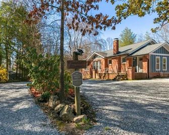 Modern & Cozy on Private Lane, Minutes to Airport - Fletcher - Außenansicht