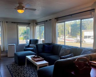 Buccaneer Inn - Nanaimo - Living room