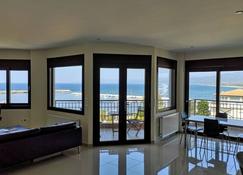 Magical Seaside Town Boutique Apts 1 - Kyparissia - Wohnzimmer