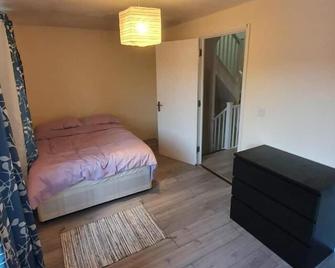 Lovely, cosy House easy reach to central London - London - Bedroom
