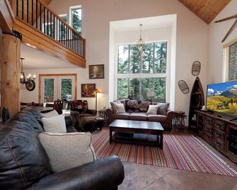 Secluded Mountain Home - 1 Mile to Purg - Hot Tub/Ping Pong Table/Lake Access - Durango - Living room