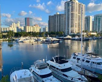 Yacht Club at aventura Amazing Marina view parking included - Aventura - Vista del exterior