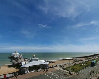 The Pier Hotel - Eastbourne - Beach